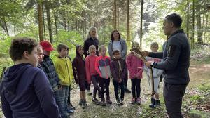 Josef Rechberger macht für die 13 Kinder der Volksschule Pöllau-Grazerstraße den Wald erlebbar
