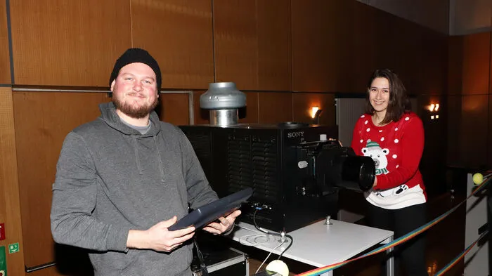 Michael Rothe mit seinem 4 K Sony Filmprojektor und Hannah Fercher.