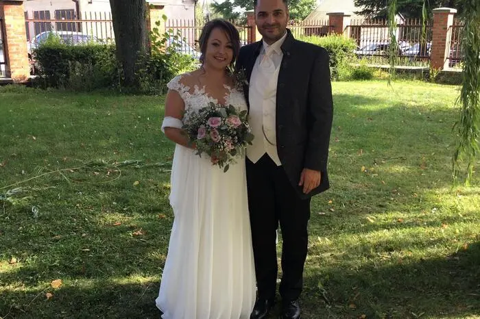 „Für Polen war es mit 140 Gästen am ersten Tag eine kleine Hochzeit. Wir haben, wie es dort üblich ist drei Tage lang gefeiert“, schmunzelt Thomas Theißl, Obmann der Glasfabriks-und Stadtkapelle Bärnbach. Theißl hat seine Frau Katarzyna Kwiencien vor elf Jahren bei der Hochzeit von Kapellmeister Gregor Nabl in Polen kennen- und lieben gelernt. Nach einer Fernbeziehung studierte die Polin Landschaftsarchitektur in Wien, ehe sie vor zwei Jahren zu Theißl nach Bärnbach zog. Keine Frage, auch diesmal waren die Musiker der Glasfabriks- und Stadtkapelle live dabei. Sie spielten am Vorabend ein Konzert in Lublin und begleiteten das Brautpaar musikalisch zur Kirche. Geflittert wurde in Polen.