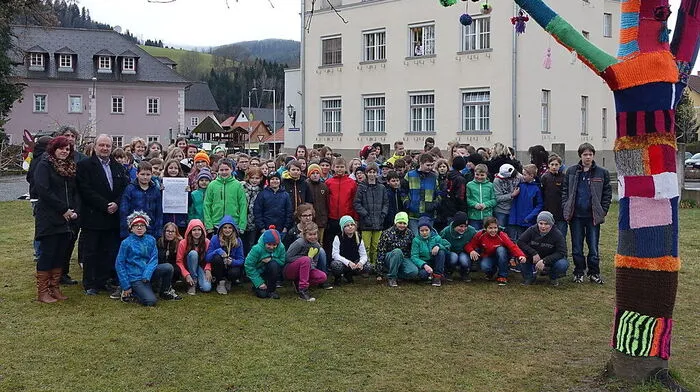 Die Schülerinnen und Schüler der NMS Langenwang sind sichtlich stolz auf den von ihnen gestalteten Baum