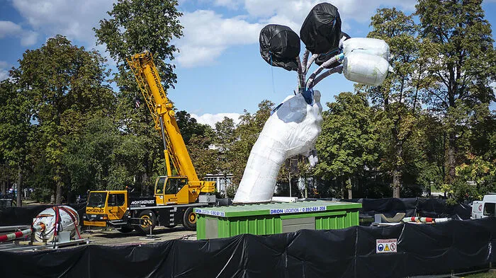 Die Riesenskulptur von Jeff Koons nahe dem 