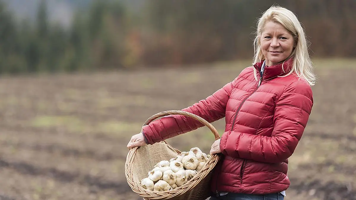 Margit Holzer vom Tourismusverein in St. Paul mit ihrem Knoblauch