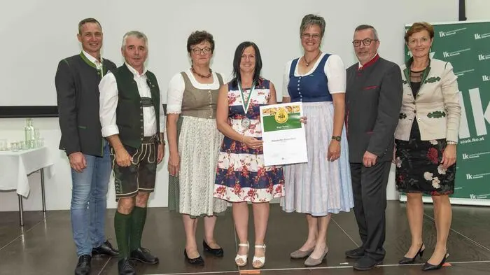 Birgit Theissl (m.) mit Vizepräsidentin Maria Pein (r.), Landesbäuerin Viktoria Brandner (3.v.r.), Bezirkskammerobmann Franz Uller (2.v.l.), Bezirksbäuerin Maria Matzhold (3.v.l.) und Markus Hillebrand, Sprecher der steirischen Direktvermarkter (l.)
