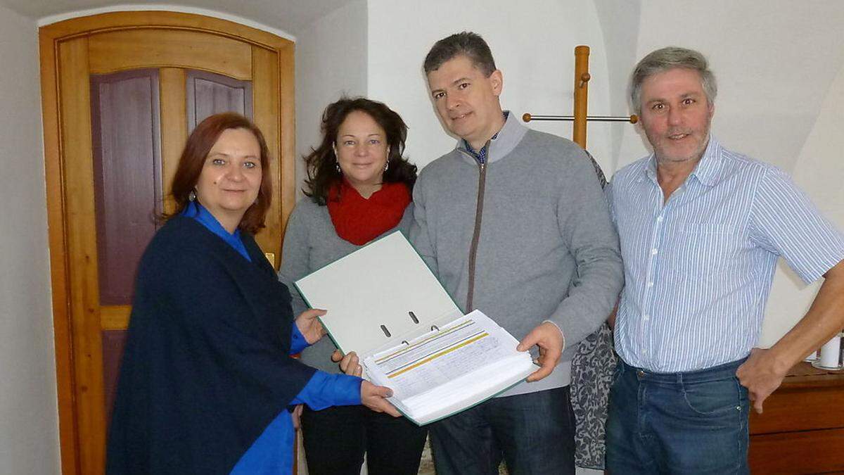 Vertreter der Bürgerinitiative übergaben Unterschriften an Claudia Klimt-Weithaler (KPÖ), Vorsitzende des Petitionsausschusses