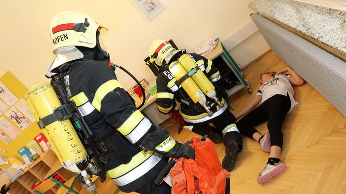Bei einer Räumungsübung in der Volksschule Glanhofen wurden zwei Verletzte aus den Klassenzimmern mit schwerem Atemschutz von der Feuerwehr geborgen!