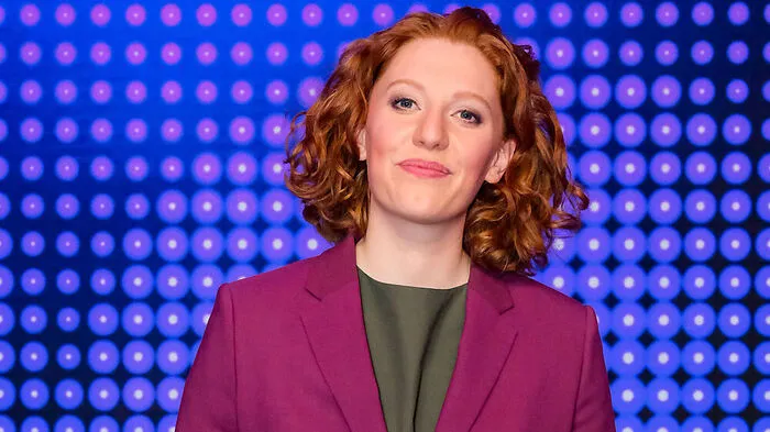 Die Steirerin bekam ein "Star-Ticket" von der Jury und tritt nun mit dem Song-Contest-Siegertitel "Arcade" von 2019 an. Die 24-jährige Barista und Künstlerin aus Graz erreichte schon Bronze bei "The Voice of Germany".