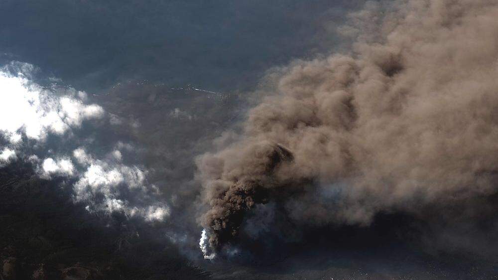 Der Vulkan auf der spanischen Kanareninsel La Palma spuckt seit genau einem Monat Asche, Rauch und Lava