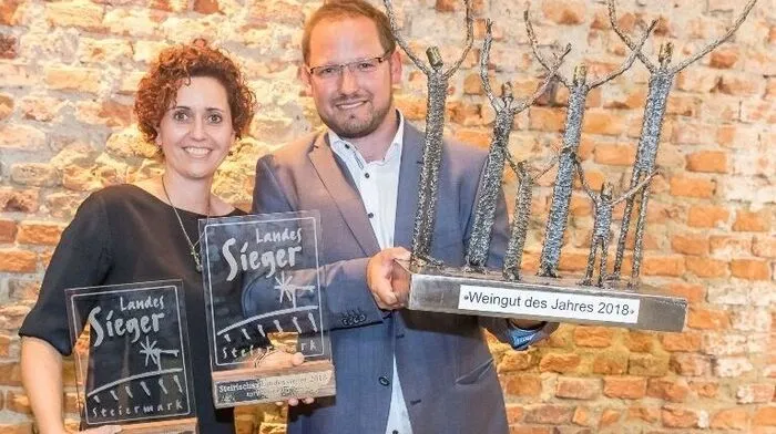 Walter und Petra Frauwallner aus Straden holten sich den Gesamtsieg bei der Landesweinkost und somit den begehrten Titel „Weingut des Jahres“