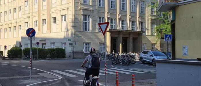 Neue Schilder und Markierungen beim Radweg bei der TU, der die Stremayrgasse/Kopernikusgasse mit der Schörgelgasse verbindet