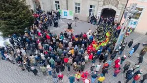 Blick auf die Gedenkfeier am Montagnachmittag vor dem Leibnitzer Rathaus 
