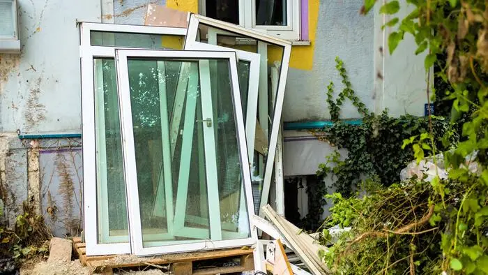 Fenster und Türen werden in einer Wohnanlage in der Ulrich-von-Cilli-Straße ausgetaucht (Symbolfoto)