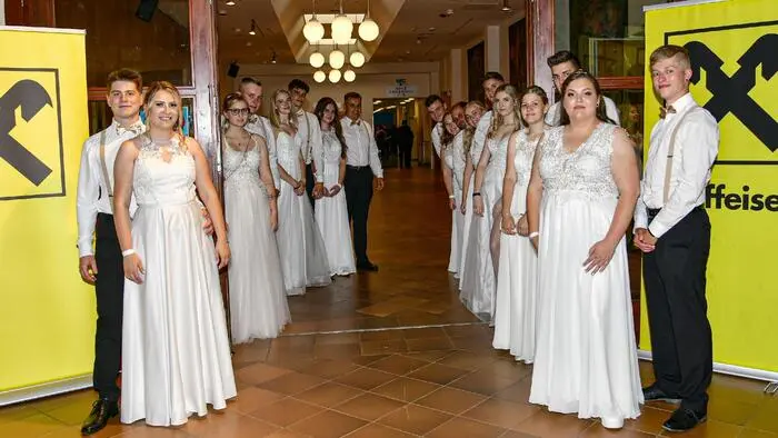 In der Stadtwerke Hartberg-Halle feierten 19 Absolventinnen und Absolventen der HAK Hartberg mit dem Maturaball den erfolgreichen Abschluss der Reife- und Diplomprüfung