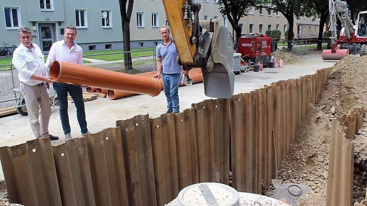 Entsorgungsreferent Stadtrat Wolfgang Germ (Mitte) macht sich ein Bild von der Baustelle