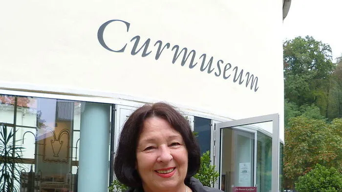 Direkt neben dem Curmuseum Bad Gleichenberg möchte Ria Mang die renovierte Litfasssäule platzieren