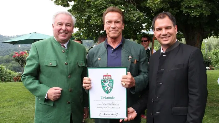 Als "vorgezogenenes Geburtstagsgeschenk" zum 70er hat das Land Steiermark (Bild: LH Hermann Schützenhöfer, LH-Vize Michael Schickhofer) Arnold Schwarzenegger am Mittwoch in der Südsteiermark die höchste Auszeichnung verliehen.