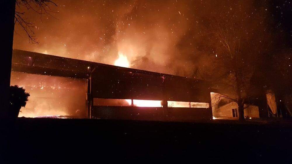 Eine Maschinenhalle wurde Raub der Flammen 