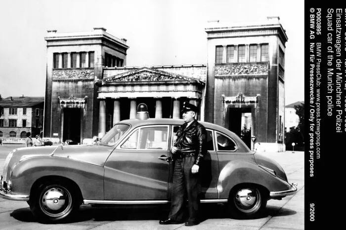 BMW 502: Der Barockengel, wie die große BMW-Limousine der 1950er-Jahre aufgrund seiner schwülstigen Formgebung bis heute genannt wird, mag bei der zivilen Kundschaft ein Flop gewesen sein. Vor allem die Münchner Polizei hingegen griff sehr gerne zu diesem Modell, an dem BMW wirtschaftlich beinahe zugrunde gegangen wäre. Viel Platz im Innenraum, eine gute Straßenlage und einen gewaltigen V8 unter der Haube konnte sich in der Nachkriegszeit einfach kaum einer leisten, aber die Exekutive war damit standesgemäß ausgerüstet. Der Ruf dieses stattlichen Gesetzeshüters war mit der Zeit so legendär, dass ihm zu Ehren sogar eine Fernseh­serie mit 35 Folgen gedreht wurde: „Funkstreife Isar 12“.