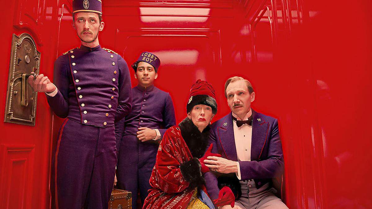 Madame D. (Tilda Swinton) sitzt neben dem unwiderstehlichen Concierge Gustave (Ralph Fiennes)