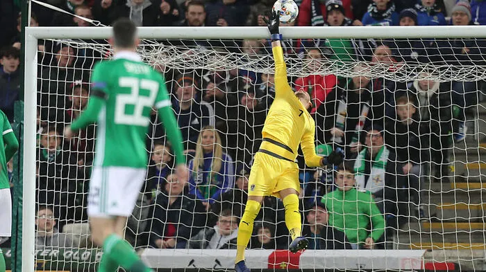 Heinz Lindner: 4 Der „Grasshopper“ war wenig gefordert, er bekam es nur mit zwei abgefälschten Schüssen von Evans zu tun. Den ersten drehte er bravourös in den Corner, der zweite war unhaltbar. Strahlte Ruhe aus.