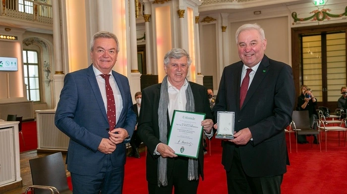 Das Große Goldene Ehrenzeichen des Landes überreichten LH Hermann Schützenhöfer und Vize Anton Lang an Architekt Wolfdieter Dreibholz...