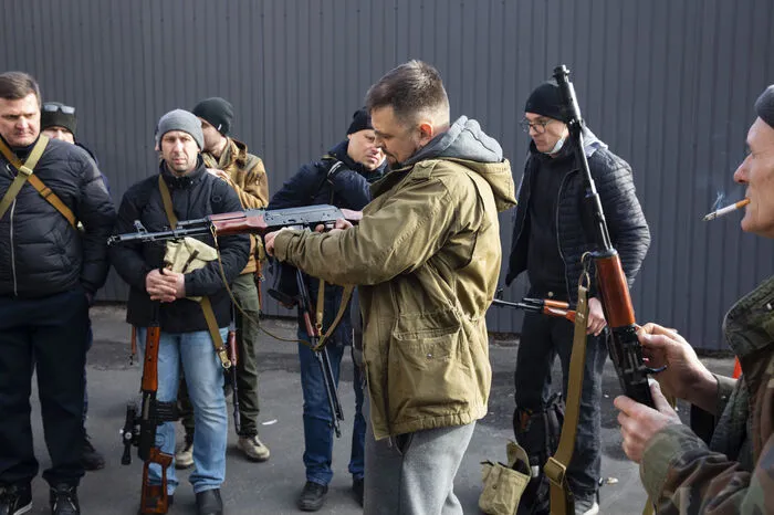 Bewaffnete Zivilisten bereiten sich darauf vor, russische Soldaten abzuwehren. 