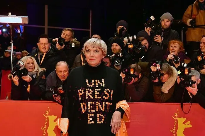 Claudia Roth zeigt mit ihrem Oberteil, wie daneben sie den neuen Mann im Weißen Haus findet. 