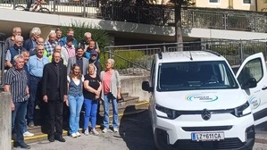 Pfarrer Sigmund Bichler mit den ehrenamtlichen Fahrerinnen und Fahrern des „Virger Mobils“