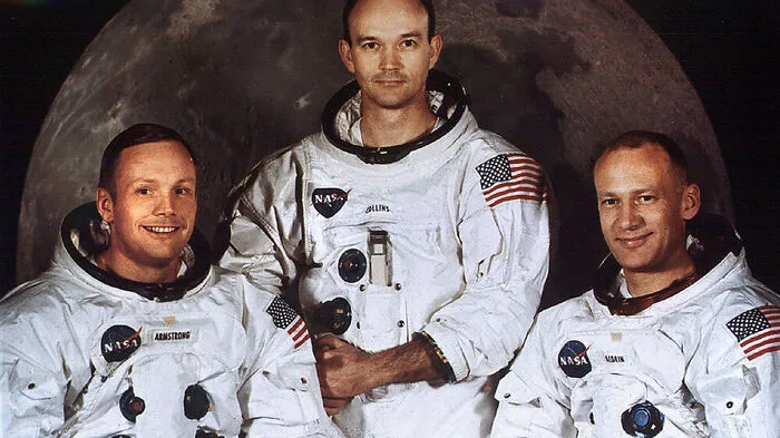 Die Astronauten: Neil Armstrong (Kommandant der Mission, geb. 1930 in Ohio), Michael Collins (geb. 1930 in Rom) und Edwin „Buzz“ Aldrin (geb. 1930 in New Jersey).