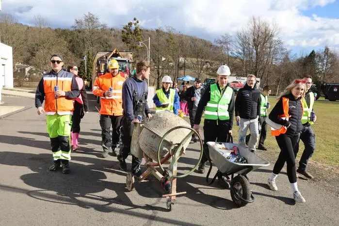 ... Bauarbeiter und Musiker rannten ebenso durch das Ortszentrum ...