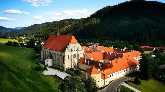 Das Stift gehört zu den zentralen Sehenswürdigkeiten in Neuberg
