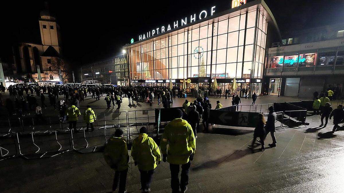 Massives Polizeiaufgebot vor dem Kölner Hauptbahnhof