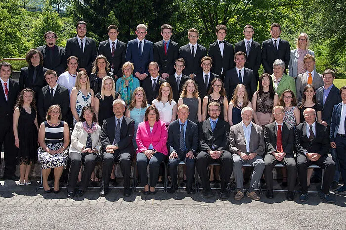 Maturantinnen und Maturanten der 8. B-Klasse:Mit Auszeichnung maturiert haben Gudrun Katharina Brudnjak, Tobias Ganzer, Kerstin Greifensteiner, Felicia Meißner, Edita Morina, Erion Morina, Philipp Scheiber, Florian Teubl.Einen guten Erfolg vorweisen können Julia Bärnthaler, Alexander Scheidl.Bestanden haben Gabriela Damjanovic, Nina Fritz, Lena Gröblinger, Thomas Hasler, Sebastian Gerald Hetmann, Kevin Hiden, Sebastian Hörting, Cornelius Kaltenegger, Luca Sebastian Liebmann, Franz Matauschek, Florian Seiter, Mario Christian Walitsch, Florian Wieland, Benjamin Wippel, Isabelle Christine Zirkler.