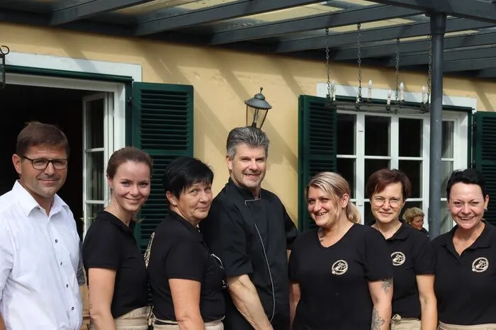 Bürgermeister Herbert Pillhofer, Betriebsleiterin Mirjam Rieder, Angelika Neuhold, Chefkoch Hermann Bauer, Anja Drauch, Margit Gradwohl und Claudia Zink.