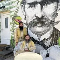 Io Tondolo (stehend) und Itshe Petz (sitzend) betreiben das queere Hotel in Trahütten