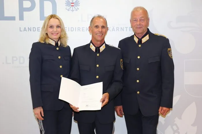 Chefinspektor Manfred Poms erhielt sein offizielles Bestellungsdekret zum Kommandanten der Verkehrsinspektion Klagenfurt/WS.Von links: Michaela Kohlweiß, Chefinspektor Manfred Poms, Generalmajor Wolfgang Rauchegger.