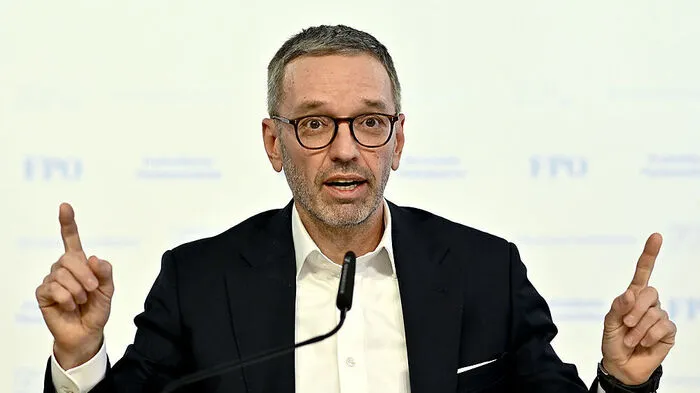 FPÖ-Chef Herbert Kickl kritisiert die Regierung scharf.