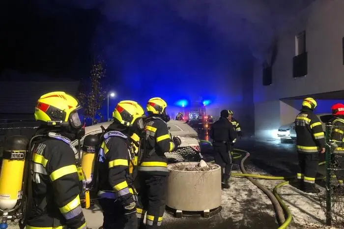 Am Einsatzsort eingetroffen qualmte der Rauch schon bereits aus mehreren Fenstern der Wohnung. Der bereits auf Anfahrt ausgerüstete Atemschutztrupp der Feuerwehr Kaindorf begann am Einsatzort sofort mit der Brandbekämpfung in der Wohnung.