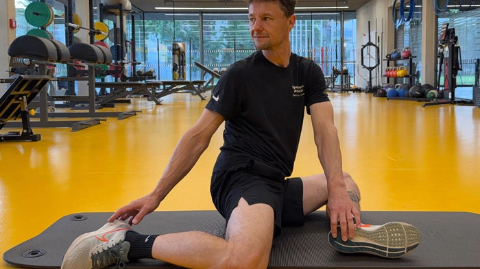 Coach Bernd Marl zeigt in diesem Video Übungen für mehr Mobilität in der Hüfte.