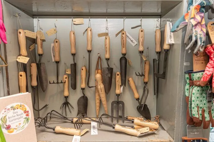 Zu erwerben gibt es Gartenwerkzeug für Balkongärtner sowie Dekoration und kleine Mitbringsel