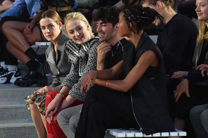 ... und natürlich hatten die Stars die Front Row gebucht. Auch ein Hauch von Winterfell war mit Schauspielerin Sophia Turner vertreten.