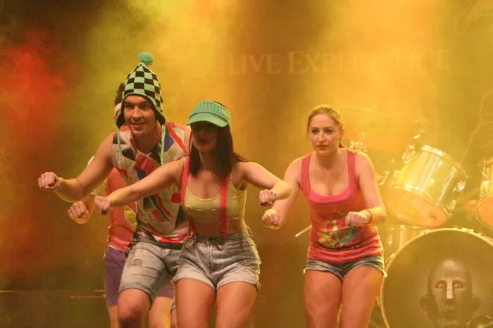 ... unterstützt durch Tanzeilangen der "Broadway Musical Dance Company" ...