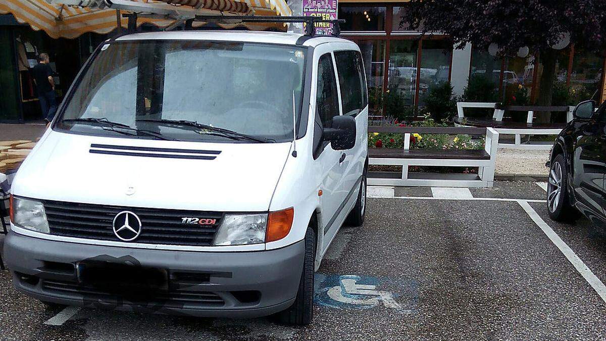 Direkt am Behindertenparkplatz wurden die Waren verkauft 