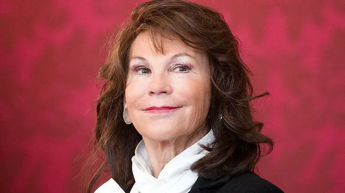 Die Bundeskanzlerin: Die große Karriere kam spät, dann aber nachdrücklich. Zwei Jahre vor der Pension wurde Brigitte Bierlein im Vorjahr erste Präsidentin des Verfassungsgerichtshofs, nun wird sie Österreichs erste Regierungschefin. Die 69-Jährige wird dem bürgerlichen Lager zugerechnet.