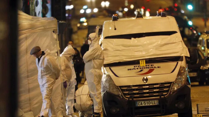 Bei einem Angriff auf Polizisten auf dem Prachtboulevard Champs-Elysees wurden am Donnerstagabend nach Regierungsangaben ein Beamter und der Schütze getötet und drei weitere Menschen verletzt.