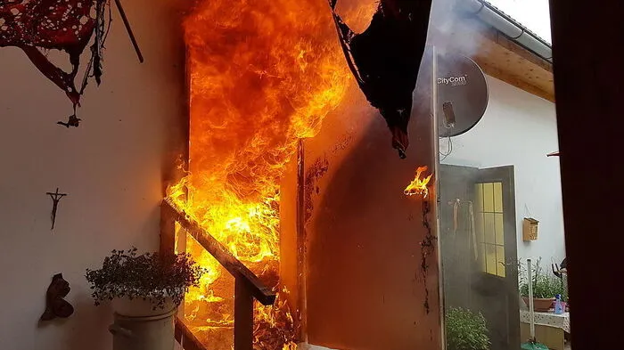 Den Feuerwehrleuten schlugen die Flammen entgegen