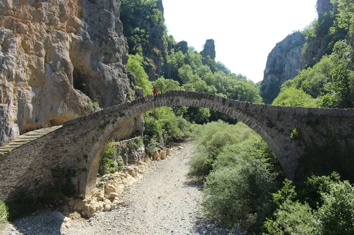 An einem Besuch der charakteristischen Rundbogenbrücken kommt man nicht vorbei. Die für die Region Zagoria typischen Bauwerke sind ein architektonisches Meisterwerk.