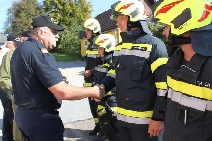 Fragen rund ums Thema Brandeinsatz, ein praktischer Test in Gerätekunde die vorgegebenen Brandszenarien meisterten die Prüflinge - beide Gruppen standen unter der Führung von Gruppenkommandantin Andrea Walter - mit Erfolg.    