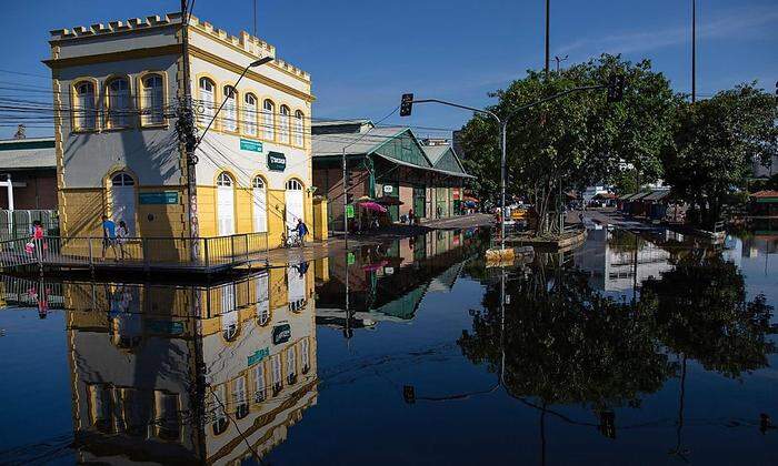 Teile von Manaus stehen unter Wasser