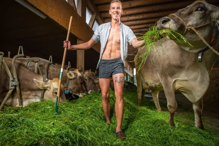 März: Mathias H. (27) aus Tirol. Auf den 60 Hektar des Milchviehhofs hilft der angestellte Landwirtschaftliche Facharbeiter und Jungzüchter eifrig überall mit. Doch am liebsten sorgt sich der 27-jährige Marathonbegeisterte um die 150 Rinder auf der Alm. Stolz ist der Besamungsprofi auf seinen landwirtschaftlichen Background. Da bereits die Großeltern Landwirte waren, ist Mathias froh, sich in die Familientradition einschreiben zu dürfen.