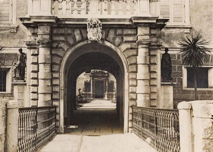 Der Eingang der Hofburg des Fürstbistums Brixen wird am 10. Mai 1525 von den aufständischen Bauern gestürmt; die noch heute sichtbaren Beschädigungen am Eisentor sollen von den Waffen der Angreifenden stammen – Aufnahme um 1916